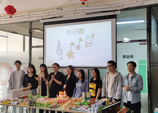 相親相愛(ài)一家親，祝深度網(wǎng)家人們生日快樂(lè)!